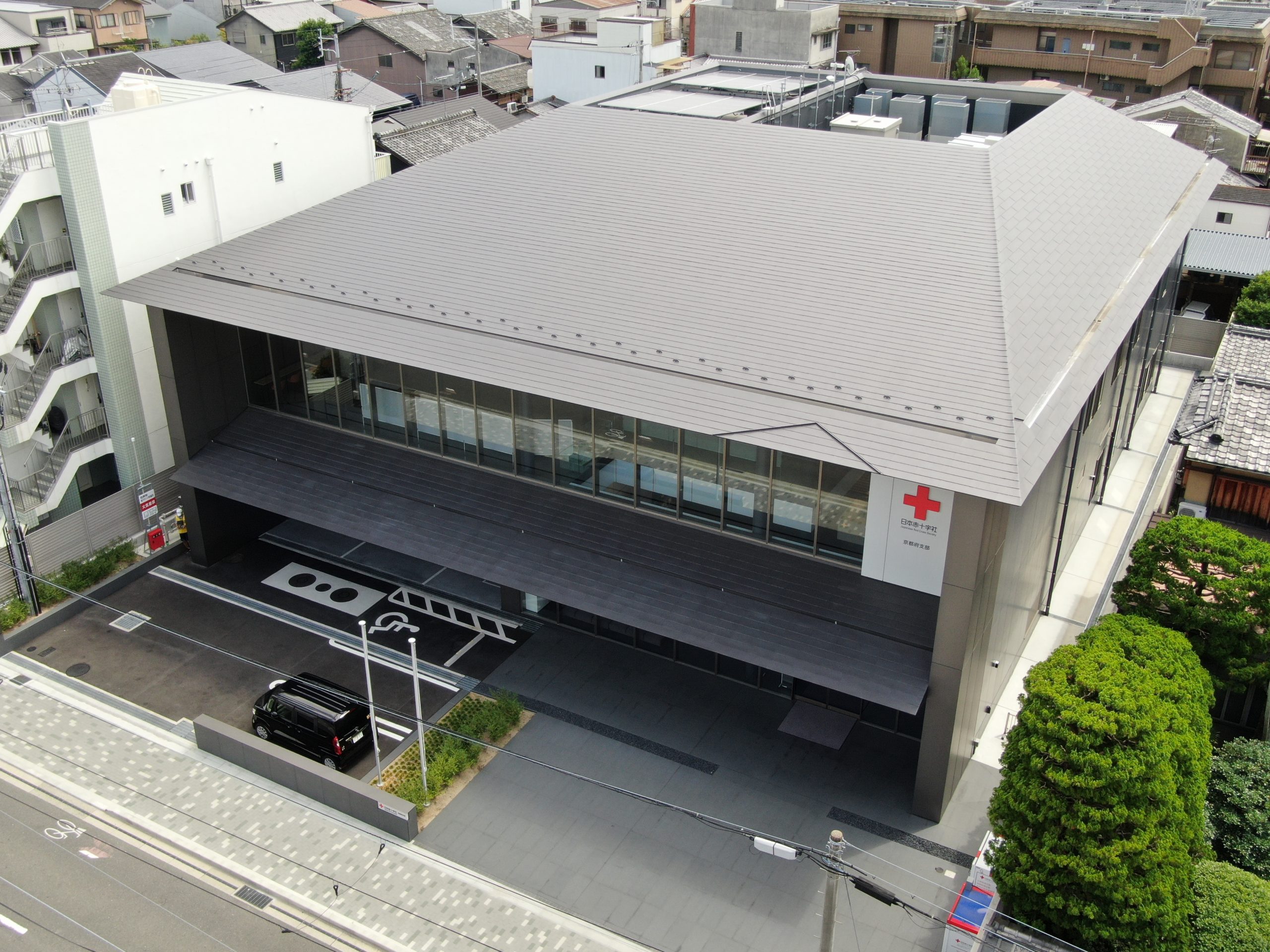日本赤十字社 京都府支部｜粘接着工法・圧着工法の金属屋根材